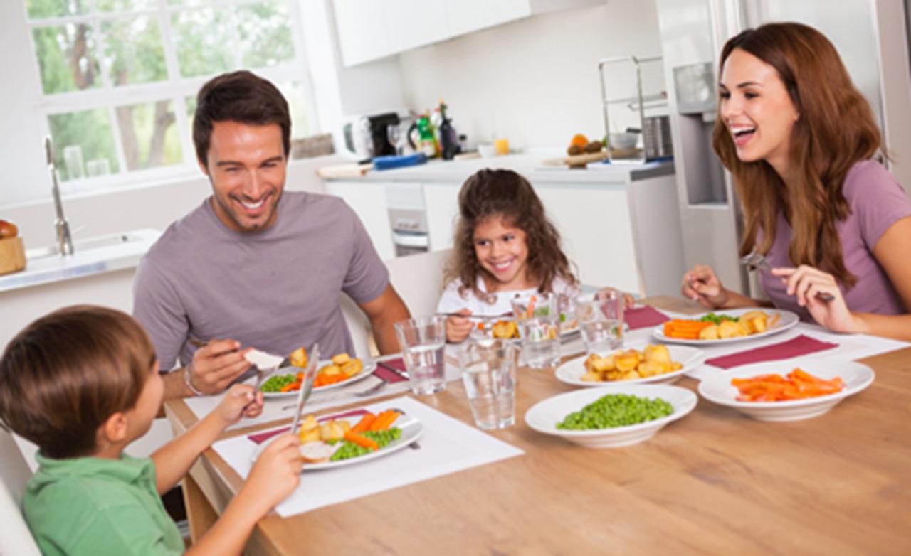 Family eating a healthy meal.