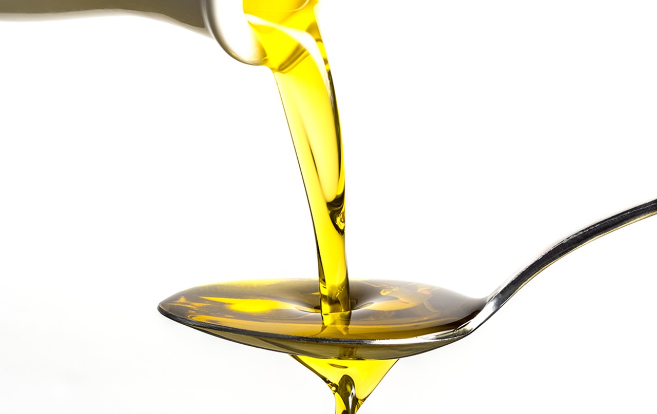 Mouthhealthy oil being poured into teaspoon